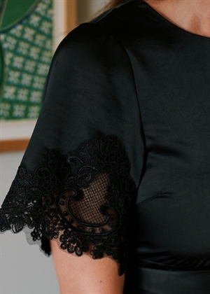 Xelina satin lace kjole Black Neo Noir 